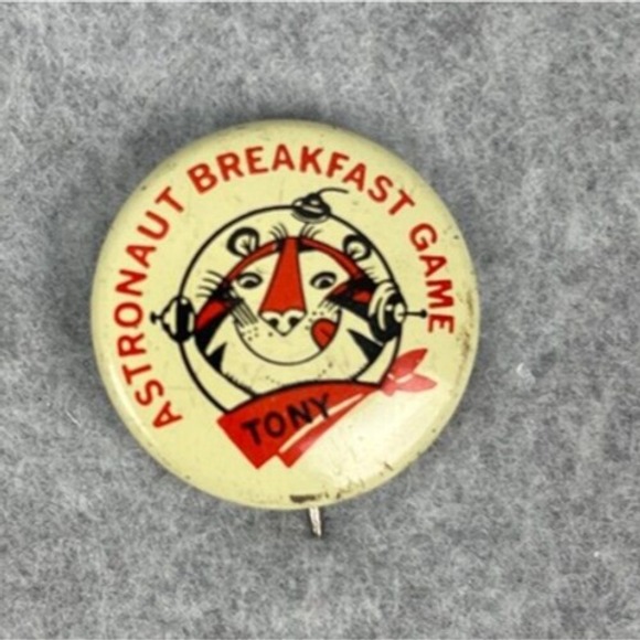 Vintage Pinback Pin TONY THE TIGER Astronaut Breakfast‎ Game Kelloggs - Picture 1 of 3